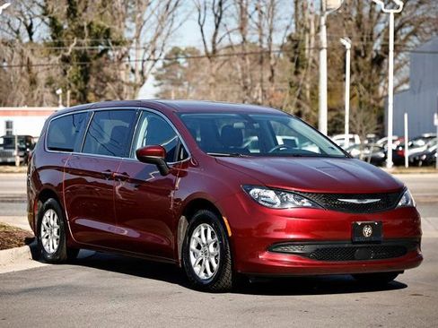 Used 2022 Chrysler Voyager LX image 11