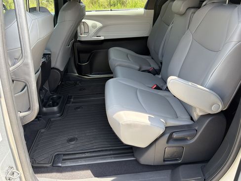 Used 2025 Toyota Sienna XLE w/ XLE Plus Package FWD image 22