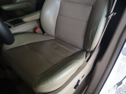 Used 2012 Volkswagen Routan SEL FWD image 12