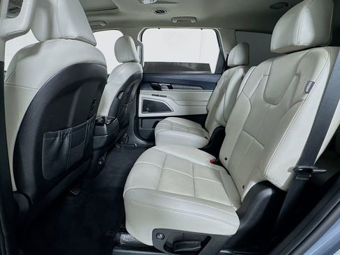 Used 2023 Kia Telluride EX w/ EX Captain's Chair Package image 11