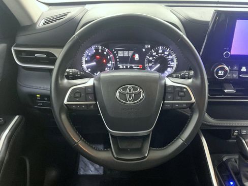 Used 2024 Toyota Highlander LE image 12