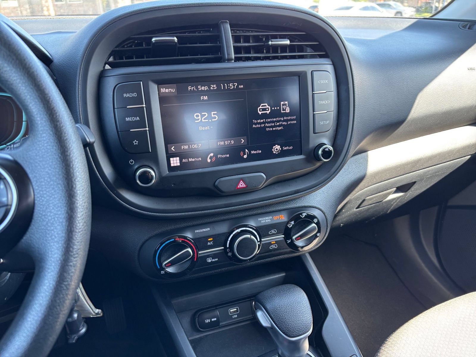 Used 2025 Kia Soul LX w/ LX Technology Package FWD image 16