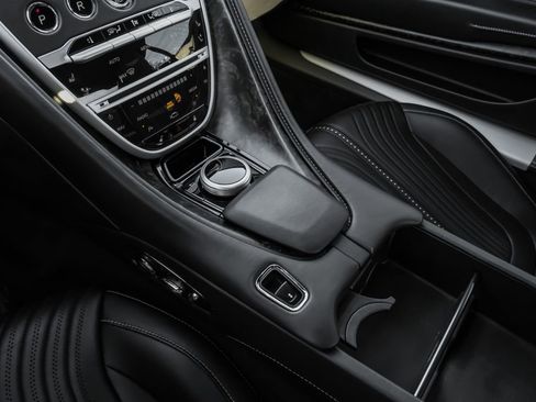 Used 2020 Aston Martin DB11 Coupe image 21