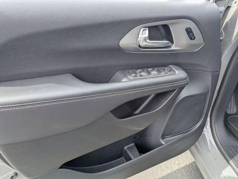 Used 2025 Chrysler Pacifica Select image 15