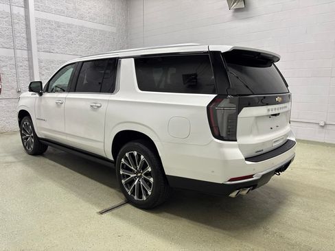 Used 2025 Chevrolet Suburban High Country AWD/4WD image 6