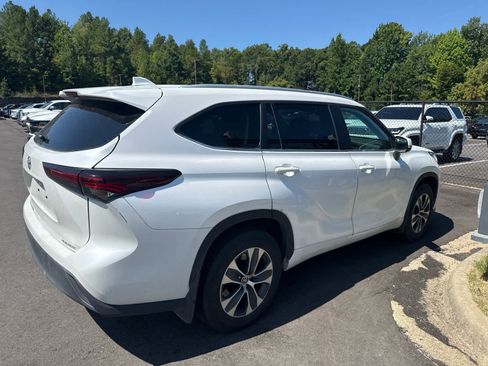 Used 2025 Toyota Highlander XLE AWD/4WD image 3