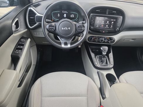 Used 2023 Kia Soul LX w/ LX Technology Package image 9