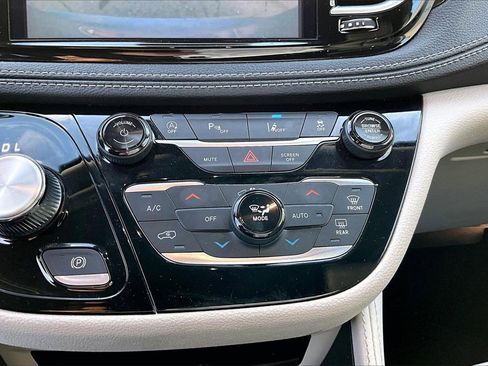 Certified 2023 Chrysler Pacifica Limited image 19