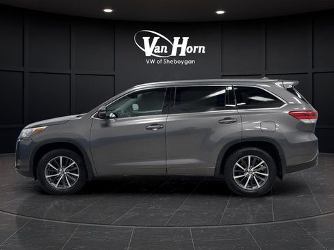 Used 2017 Toyota Highlander XLE AWD/4WD image 12
