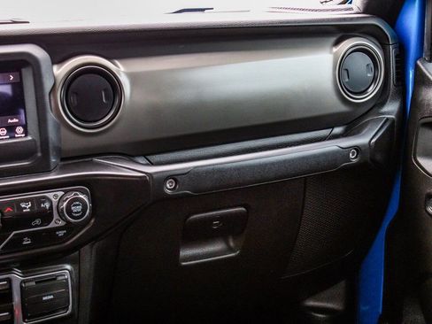 Used 2022 Jeep Gladiator Willys image 16