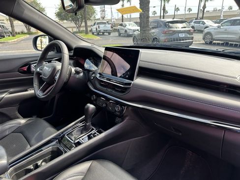 Used 2025 Jeep Compass Latitude w/ Altitude Special Edition image 23