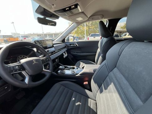 New 2026 Mitsubishi Outlander SE image 9