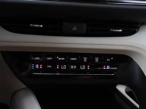 Used 2021 Buick Envision Avenir FWD image 18
