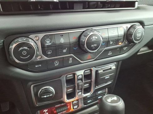 Certified 2025 Jeep Wrangler Unlimited Rubicon w/ Convenience Group AWD/4WD image 16