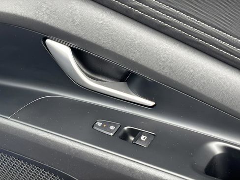 Certified 2025 Hyundai Elantra Limited image 39