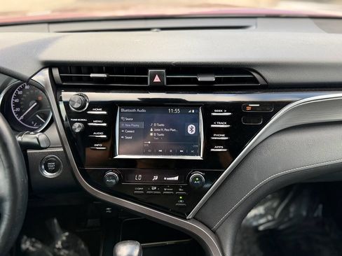 Used 2018 Toyota Camry SE w/ Convenience Package FWD image 18
