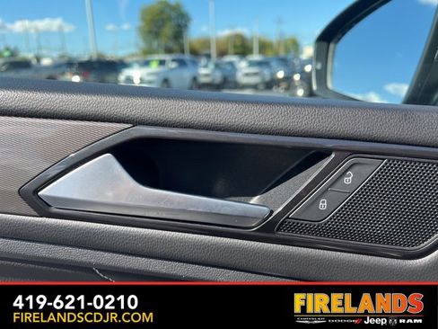 Used 2022 Volkswagen Tiguan SE image 19