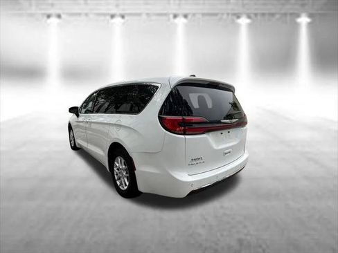 Certified 2023 Chrysler Pacifica Touring-L FWD image 5