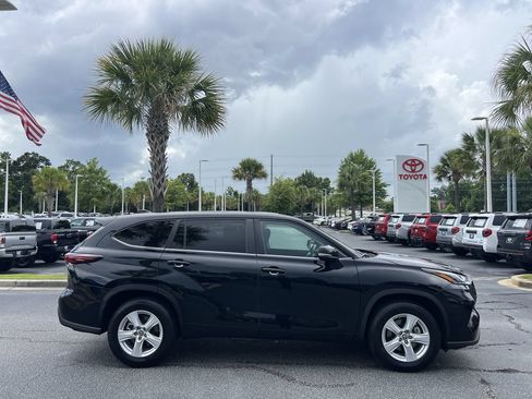 Used 2024 Toyota Highlander LE FWD image 11
