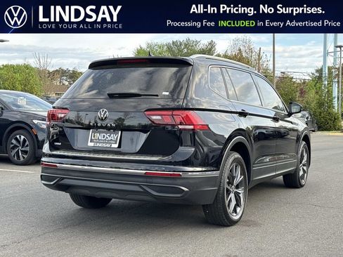Used 2023 Volkswagen Tiguan SE w/ Panoramic Sunroof Package FWD image 3