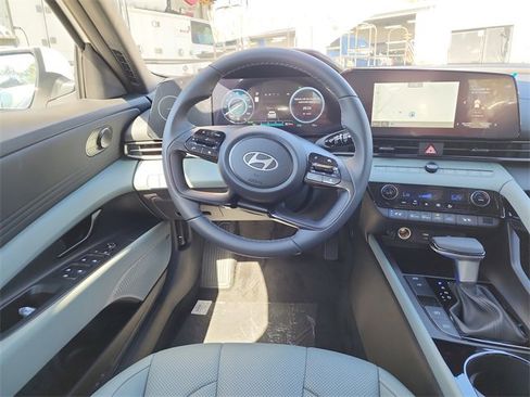 New 2025 Hyundai Elantra Limited image 11