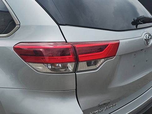 Used 2019 Toyota Highlander XLE AWD/4WD image 42