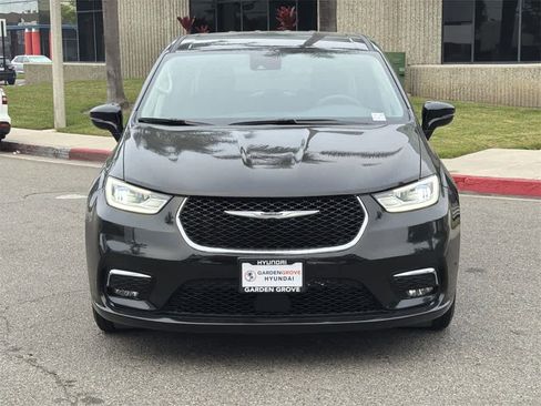 Used 2024 Chrysler Pacifica Select image 2