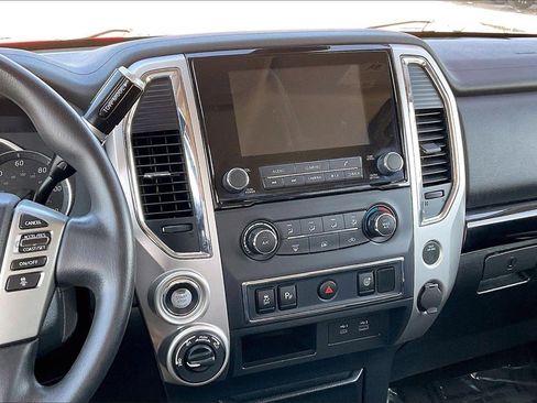 Used 2021 Nissan Titan SV image 9