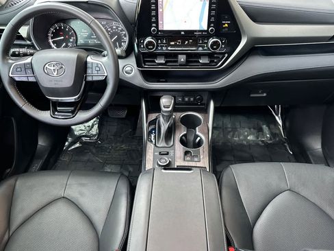 Used 2021 Toyota Highlander Limited image 3