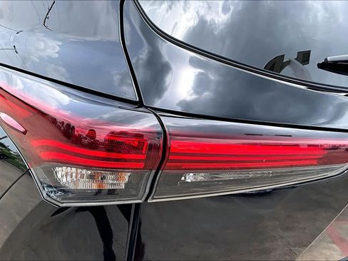 Used 2025 Toyota Highlander XLE FWD image 29