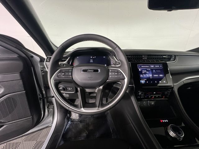 Used 2025 Jeep Grand Cherokee L Laredo RWD image 14