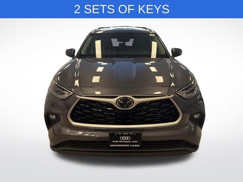 Used 2022 Toyota Highlander XLE image 2