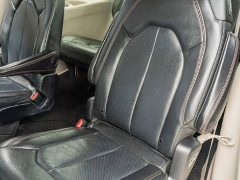 Used 2019 Chrysler Pacifica Touring-L image 33