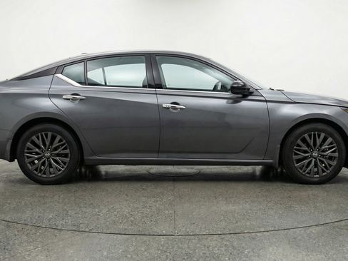 Used 2025 Nissan Altima 2.5 SV FWD image 11
