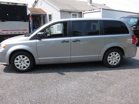 Used 2019 Dodge Grand Caravan SE FWD image 3