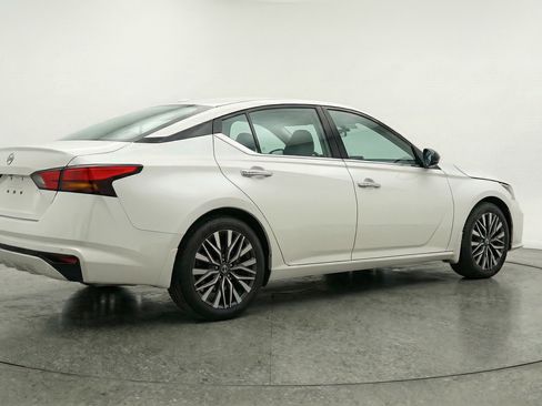 Used 2025 Nissan Altima 2.5 SV FWD image 9
