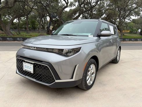Used 2024 Kia Soul LX w/ Option Group 015 FWD image 2