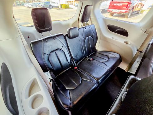 Used 2022 Chrysler Pacifica Touring-L FWD image 32