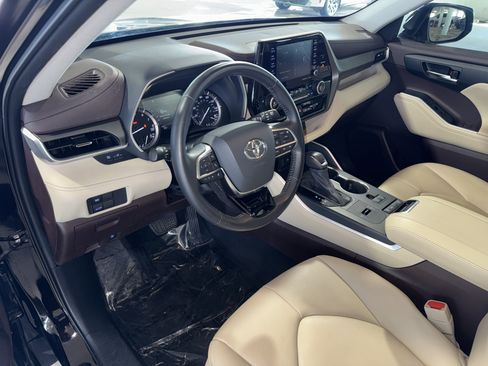 Used 2021 Toyota Highlander XLE image 22
