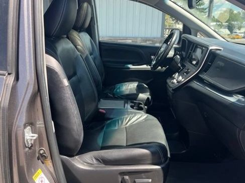 Used 2017 Toyota Sienna SE Premium FWD image 31
