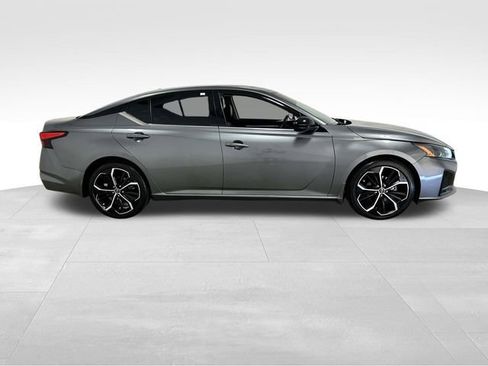 Used 2023 Nissan Altima 2.5 SR w/ SR Premium Package FWD image 2