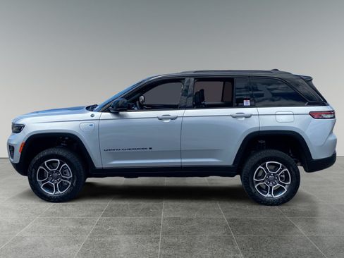 Used 2023 Jeep Grand Cherokee Trailhawk w/ Advanced Protech Group II AWD/4WD image 2