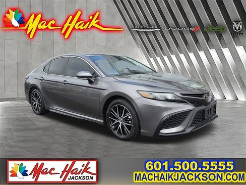 Used 2024 Toyota Camry SE image 1