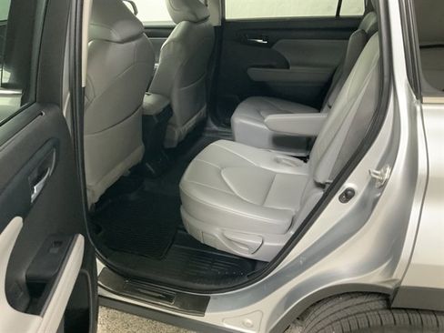 Used 2022 Toyota Highlander XLE image 18