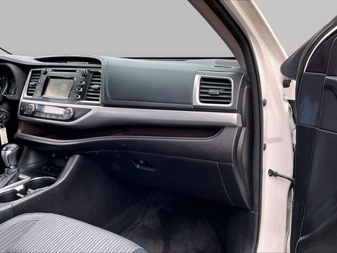Used 2015 Toyota Highlander Plus FWD image 17