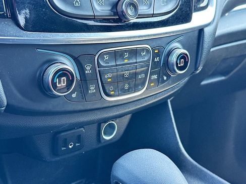 Used 2023 Chevrolet Traverse LT image 14