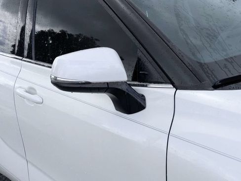Used 2020 Toyota Highlander L FWD image 11