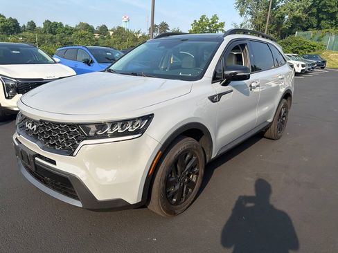 Certified 2023 Kia Sorento S w/ Panoramic Sunroof Package AWD/4WD image 3