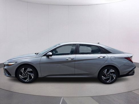Used 2025 Hyundai Elantra SEL FWD image 8