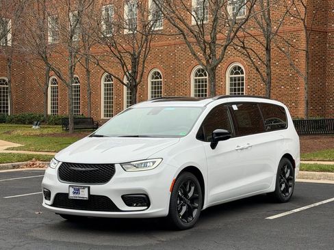 New 2026 Chrysler Pacifica Limited w/ Uconnect Theater Family Group image 3